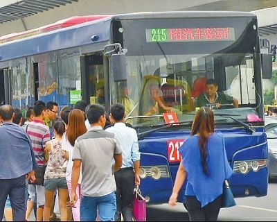 早高峰期间,215路人满为患。