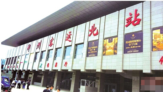 客运北站外景 作为我省首座可直接上高速的汽车站,客运北站将于26日正式运行,届时乘客可从一层买票,二层候车检票,上车后通过匝道直接登上连霍高速,大大缩短乘车时间的同时,还可以享受站内各种贴心服务,大到微波炉,小到晕车药,旅途将不再像以往那般难熬。 车流下进上出 设计 昨日13时许,郑州晚报记者赶到金水区郑花路与连霍高速交会处南200米路东的客运北站,其西临河南电视台第八演播厅及郑花路,东临中州大道,北靠连霍高速公路,南接郑州市区。 在一层的售票大厅处,已有几名乘客在此买票,但明